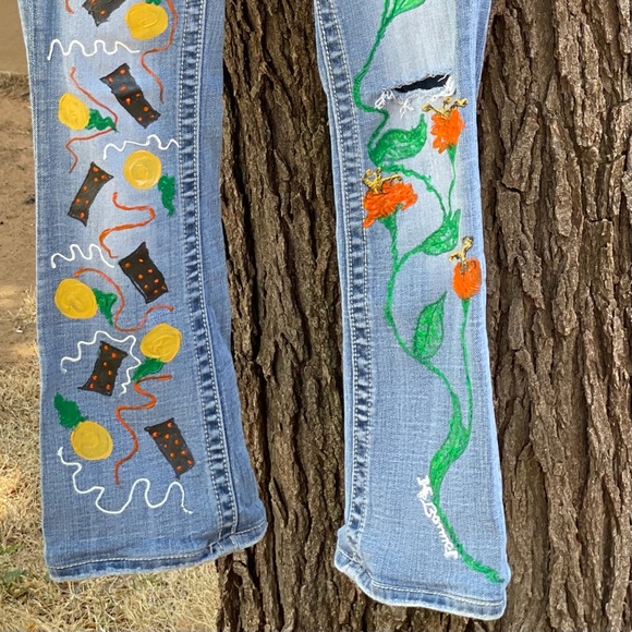 🛍 Miss Me Jeans. Distressed and Hand Painted. - Picture 2 of 3